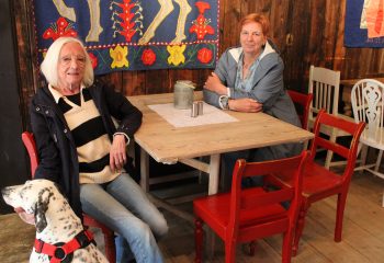 Anne Lise Hansen Aspaas og Anne Hellen Westum og hunden Bella gleder seg til sommeren hos Thomasgaarden.  Foto: Tove Østby