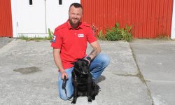Medlem i Røros Røde Kors Hjelpekorps, Lars Kristian Lauritzen sammen med hunden sin.  De to vennene er ikke besøkshund. Foto: Tove Østby