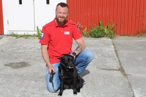 Medlem i Røros Røde Kors Hjelpekorps, Lars Kristian Lauritzen sammen med hunden sin.  De to vennene er ikke besøkshund. Foto: Tove Østby