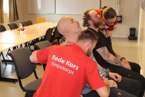 Røros Røde Kors Hjelpekorps øver for fullt til NM. Her er det skadestedsøvelse med bilulykke. Foto: Tove Østby