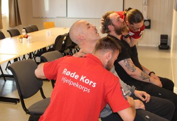 Røros Røde Kors Hjelpekorps øver for fullt til NM. Her er det skadestedsøvelse med bilulykke. Foto: Tove Østby