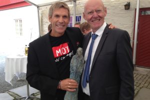 Vinneren av Årets Ladejarl, 2014, Atle Vårvik med skulptør Per Sverre Dahl. Foto: Privat.