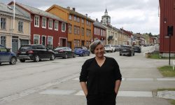 Styremedlem i Røros Handelsstand, Renee M. Svendsen håper mange kommer på årets Nattåpent. Foto: Tove Østby