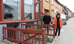 Eiendomsmegler hos Nylander & Partners Røros, Yama Meskinyar og huseier Ann-Eliz Held utenfor Bergmannsgata 24 og 26. Foto: Tove Østby