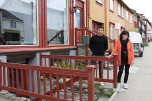 Eiendomsmegler hos Nylander & Partners Røros, Yama Meskinyar og huseier Ann-Eliz Held utenfor Bergmannsgata 24 og 26. Foto: Tove Østby