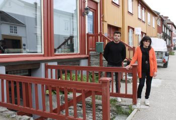 Eiendomsmegler hos Nylander & Partners Røros, Yama Meskinyar og huseier Ann-Eliz Held utenfor Bergmannsgata 24 og 26. Foto: Tove Østby