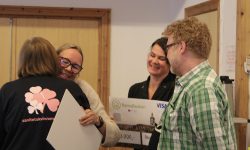 Nestleder i Sanitetskvinnene Røros Anne-Berit Floor delte ut pengegavene til Utendørsterapi og legevakttjenesten. Foto: Tove Østby