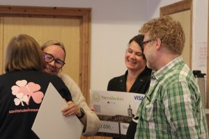 Nestleder i Sanitetskvinnene Røros Anne-Berit Floor delte ut pengegavene til Utendørsterapi og legevakttjenesten. Foto: Tove Østby