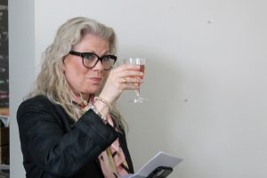 Gratulerer med 100-årsdagen. Reiselivssjef Tove R. Martens. Foto: Tove Østby