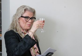 Gratulerer med 100-årsdagen. Reiselivssjef Tove R. Martens. Foto: Tove Østby