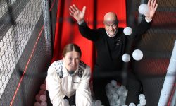 Hotellsjef Lena Lindgren og salgssjef Kim Nyrønning i ballbingen i lekelandet hos Røros Hotell. Foto: Tove Østby