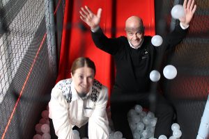 Hotellsjef Lena Lindgren og salgssjef Kim Nyrønning i ballbingen i lekelandet hos Røros Hotell. Foto: Tove Østby