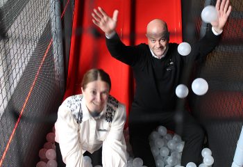 Hotellsjef Lena Lindgren og salgssjef Kim Nyrønning i ballbingen i lekelandet hos Røros Hotell. Foto: Tove Østby