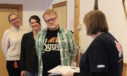 Thomas Haugbro og Kjersti Dille fra Utendørsterapi mottok pengegave fra Sanitetskvinnene Røros. Foto: Tove Østby