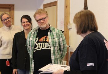 Thomas Haugbro og Kjersti Dille fra Utendørsterapi mottok pengegave fra Sanitetskvinnene Røros. Foto: Tove Østby