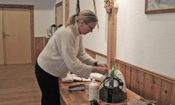 Vivian Haugom døper Fru Qvam. Foto: Tove Østby