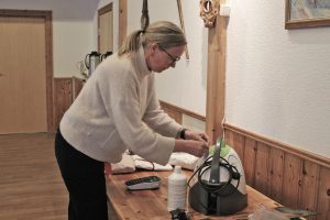 Vivian Haugom døper Fru Qvam. Foto: Tove Østby