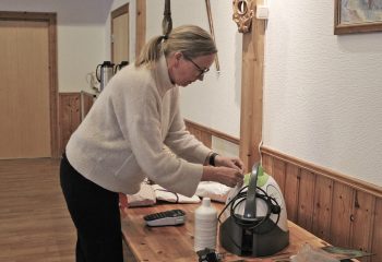 Vivian Haugom døper Fru Qvam. Foto: Tove Østby