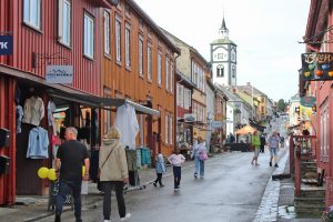 Det var god stemning under Nattåpent tidligere i juli. I kveld er det Kveldsåpent. Foto: Tove Østby