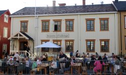 God stemning i uteserveringen til Kaffestuggu under Nattåpent. Foto: Tove Østby