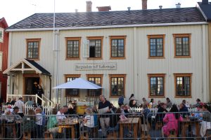 God stemning i uteserveringen til Kaffestuggu under Nattåpent. Foto: Tove Østby