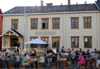 God stemning i uteserveringen til Kaffestuggu under Nattåpent. Foto: Tove Østby