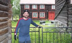 Daglig leder i Røros Konserter, Thomas Ryjord ønsker velkommen til konserter og familiedag i Lars-Persa Gården i sommer. Foto: Tove Østby