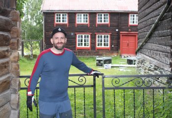 Daglig leder i Røros Konserter, Thomas Ryjord ønsker velkommen til konserter og familiedag i Lars-Persa Gården i sommer. Foto: Tove Østby