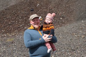 Stian Tranung og datteren Alvilde trives på Slegghaugane i sommer. Foto: Tove Østby