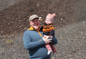 Stian Tranung og datteren Alvilde trives på Slegghaugane i sommer. Foto: Tove Østby
