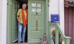 Bjørg Sigrunn Glesnes ønsker nye eiere velkommen til Regnbuegården. Foto: Tove Østby