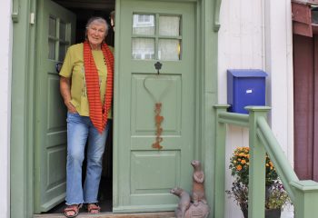 Bjørg Sigrunn Glesnes ønsker nye eiere velkommen til Regnbuegården. Foto: Tove Østby