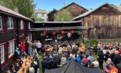I juli blir det åtte konserter i bakgården til Lars-Persa-Gården. Foto: Røros Konserter