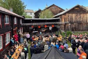 I juli blir det åtte konserter i bakgården til Lars-Persa-Gården. Foto: Røros Konserter