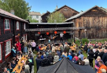 I juli blir det åtte konserter i bakgården til Lars-Persa-Gården. Foto: Røros Konserter