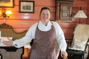 Oda Mari Breivold Skott ønsker løperne i Tänndalen 100 miles velkommen innom hos Skottgården. Foto: Tove Østby