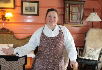 Oda Mari Breivold Skott ønsker løperne i Tänndalen 100 miles velkommen innom hos Skottgården. Foto: Tove Østby