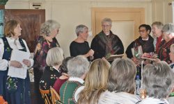 Nestleder i Sanitetskvinnene Røros Anne-Berit Floor, fylkesleder Heidi Folvik, og leder for Sanitetskvinnene Norge Marit Bjørnstad delte ut æresmedlemskap til Aud Ragnfrid Skjervagen, Grete Møller Sandnes, Aud Annie Saur og Anne Britt Forodden