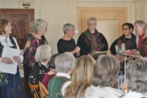 Nestleder i Sanitetskvinnene Røros Anne-Berit Floor, fylkesleder Heidi Folvik, og leder for Sanitetskvinnene Norge Marit Bjørnstad delte ut æresmedlemskap til Aud Ragnfrid Skjervagen, Grete Møller Sandnes, Aud Annie Saur og Anne Britt Forodden