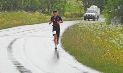 Alfons Enell leder Tänndalen 100 miles og er første løper på vei inn til Røros. Foto: Tore Østby