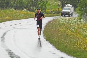 Alfons Enell leder Tänndalen 100 miles og er første løper på vei inn til Røros. Foto: Tore Østby