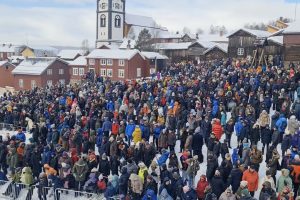 Stort publikum på åpning av Rørosmartnan 2025.
Foto: Tove Østby
