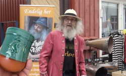 Arnfinn setter pris på Eldens nye kopp.
Fotomontasje og foto Arnfinn: Tore Østby
Foto kopp: Elden