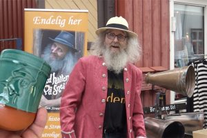 Arnfinn setter pris på Eldens nye kopp.
Fotomontasje og foto Arnfinn: Tore Østby
Foto kopp: Elden