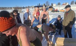 Det ble badekø ved hullet i isen på Gjettjønna i dag. Foto: Tore Østby