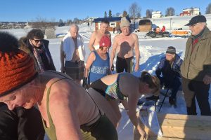Det ble badekø ved hullet i isen på Gjettjønna i dag. Foto: Tore Østby