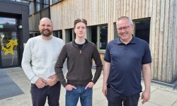 Rektor ved Røros Videregående Skole Martin Løvø, elevrådsrepresentant Daniel Sundt Gravseth og avdelingsleder Øyvind Sirnes. Foto: Privat