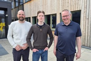 Rektor ved Røros Videregående Skole Martin Løvø, elevrådsrepresentant Daniel Sundt Gravseth og avdelingsleder Øyvind Sirnes. Foto: Privat