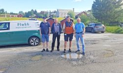 Styreleder i Røros Parkering, Kjell Morten Hansen, grunneier Kjell Magnus Krog, daglig leder i Røros parkering Jon Anders Kokkvoll og teknisk sjef i Røros kommune Dag Øyen på Tufta.
Foto: Tore Østby