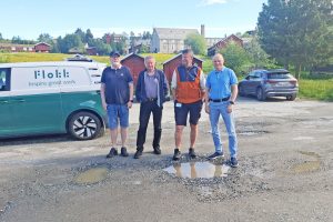 Styreleder i Røros Parkering, Kjell Morten Hansen, grunneier Kjell Magnus Krog, daglig leder i Røros parkering Jon Anders Kokkvoll og teknisk sjef i Røros kommune Dag Øyen på Tufta.
Foto: Tore Østby